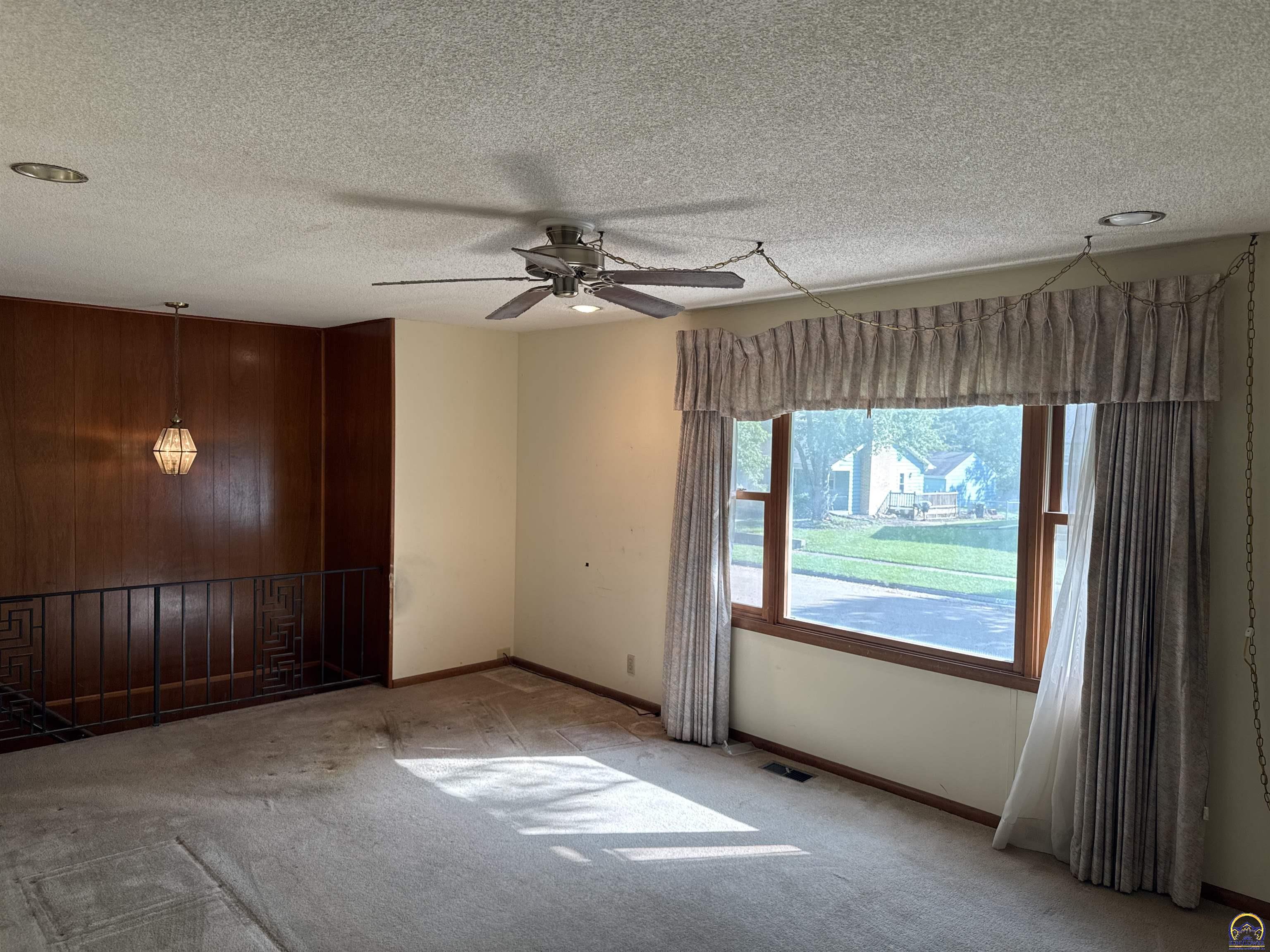 Topeka, Kansas 66614, United States, 3 Bedrooms Bedrooms, ,2 BathroomsBathrooms,Residential,Active,215859