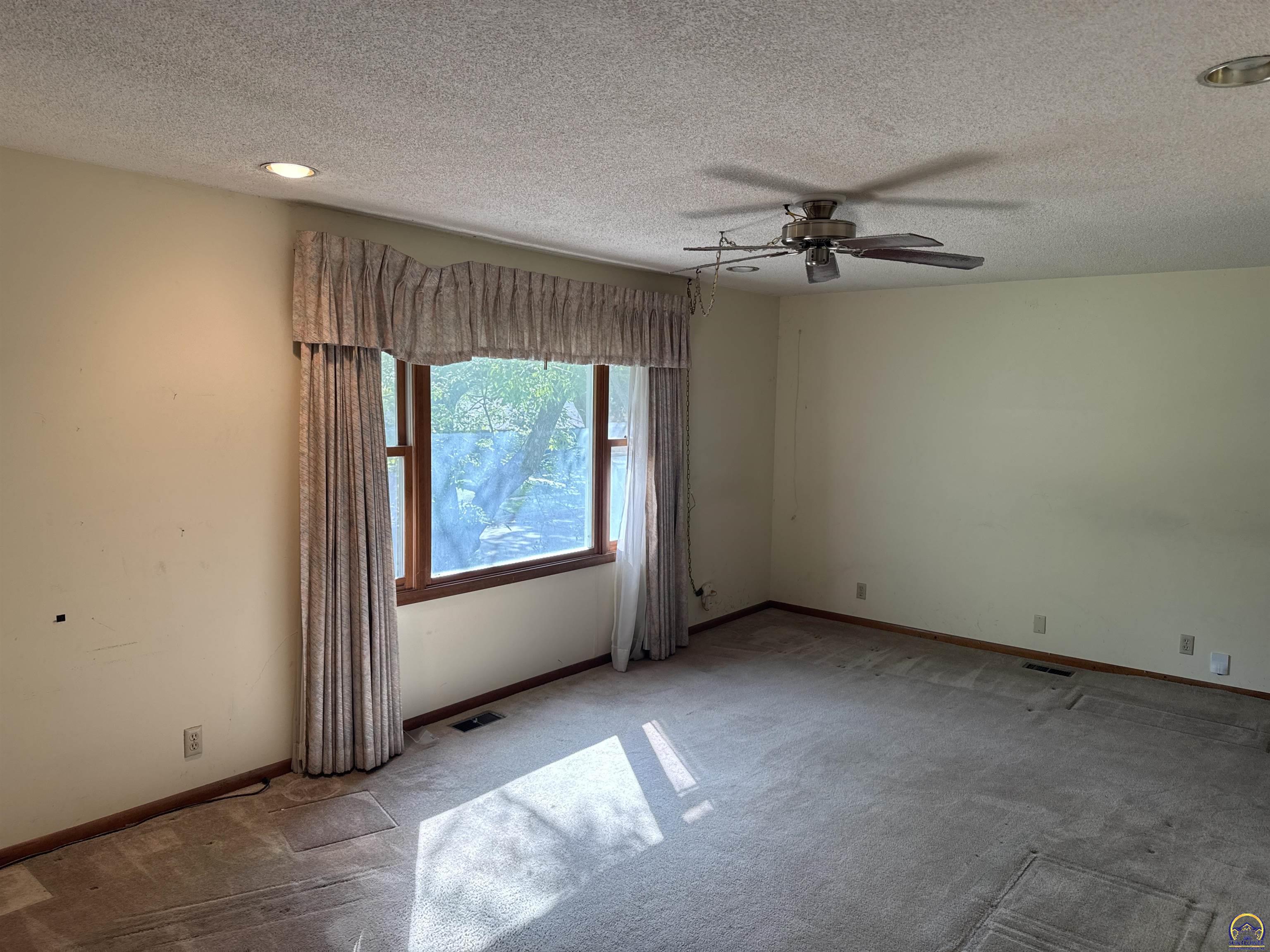 Topeka, Kansas 66614, United States, 3 Bedrooms Bedrooms, ,2 BathroomsBathrooms,Residential,Active,215859