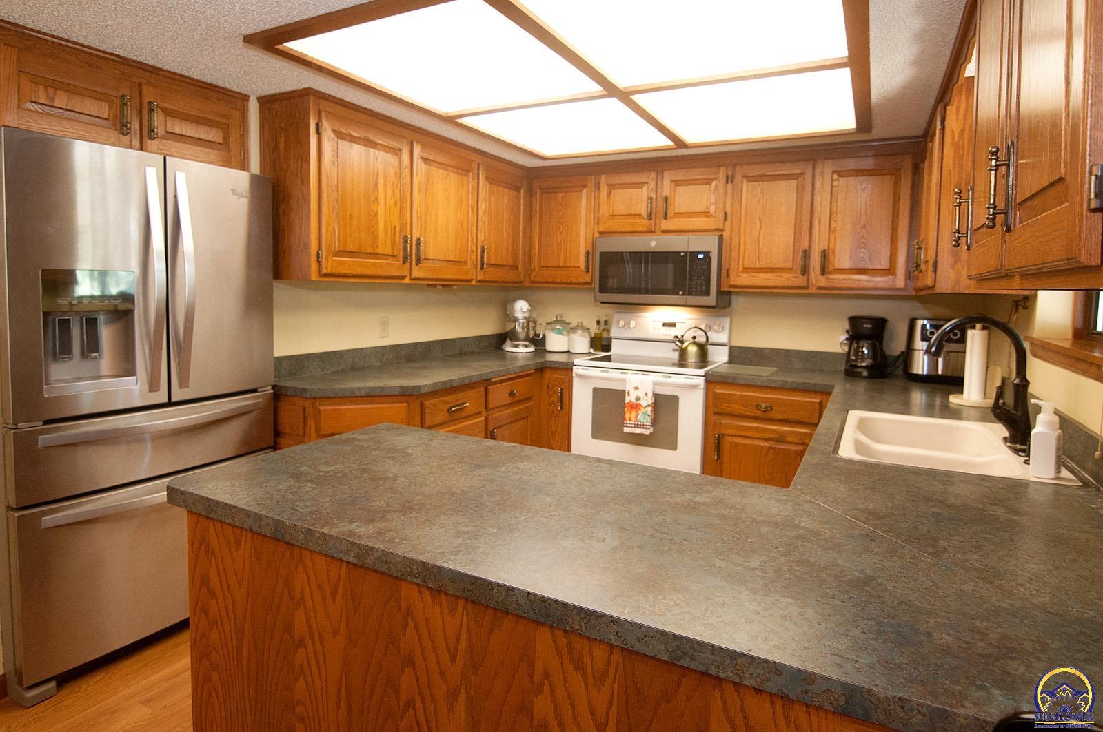 Topeka, Kansas 66605, United States, 3 Bedrooms Bedrooms, ,3 BathroomsBathrooms,Residential,Pending,43656