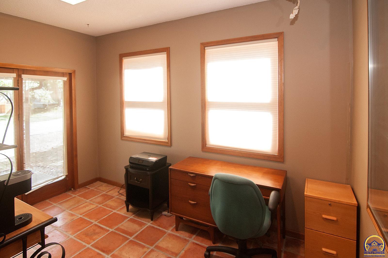 Topeka, Kansas 66605, United States, 3 Bedrooms Bedrooms, ,3 BathroomsBathrooms,Residential,Pending,43656