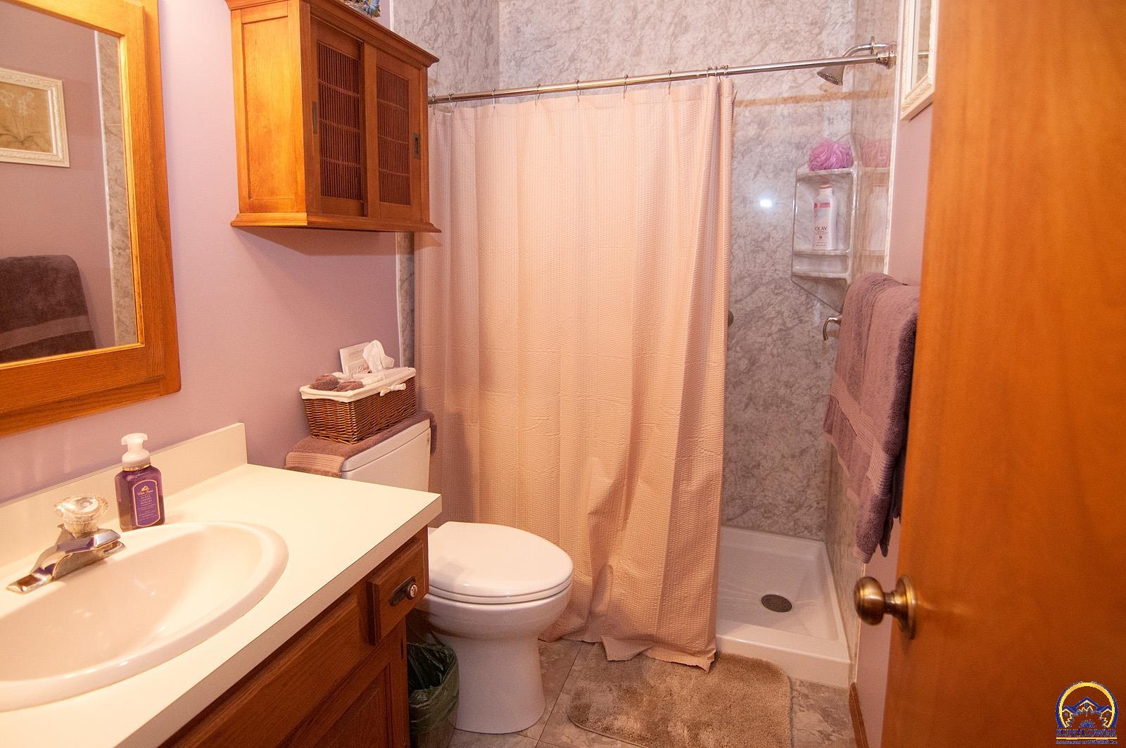 Topeka, Kansas 66605, United States, 3 Bedrooms Bedrooms, ,3 BathroomsBathrooms,Residential,Pending,43656