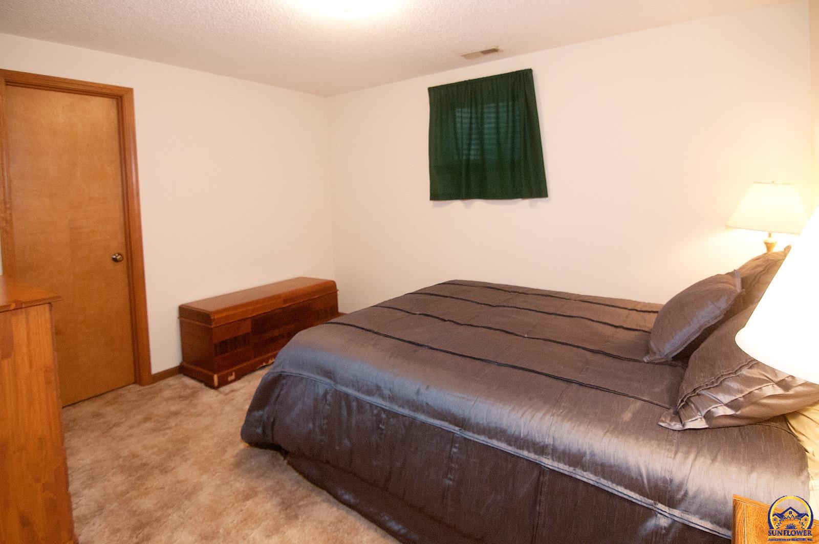 Topeka, Kansas 66605, United States, 3 Bedrooms Bedrooms, ,3 BathroomsBathrooms,Residential,Pending,43656