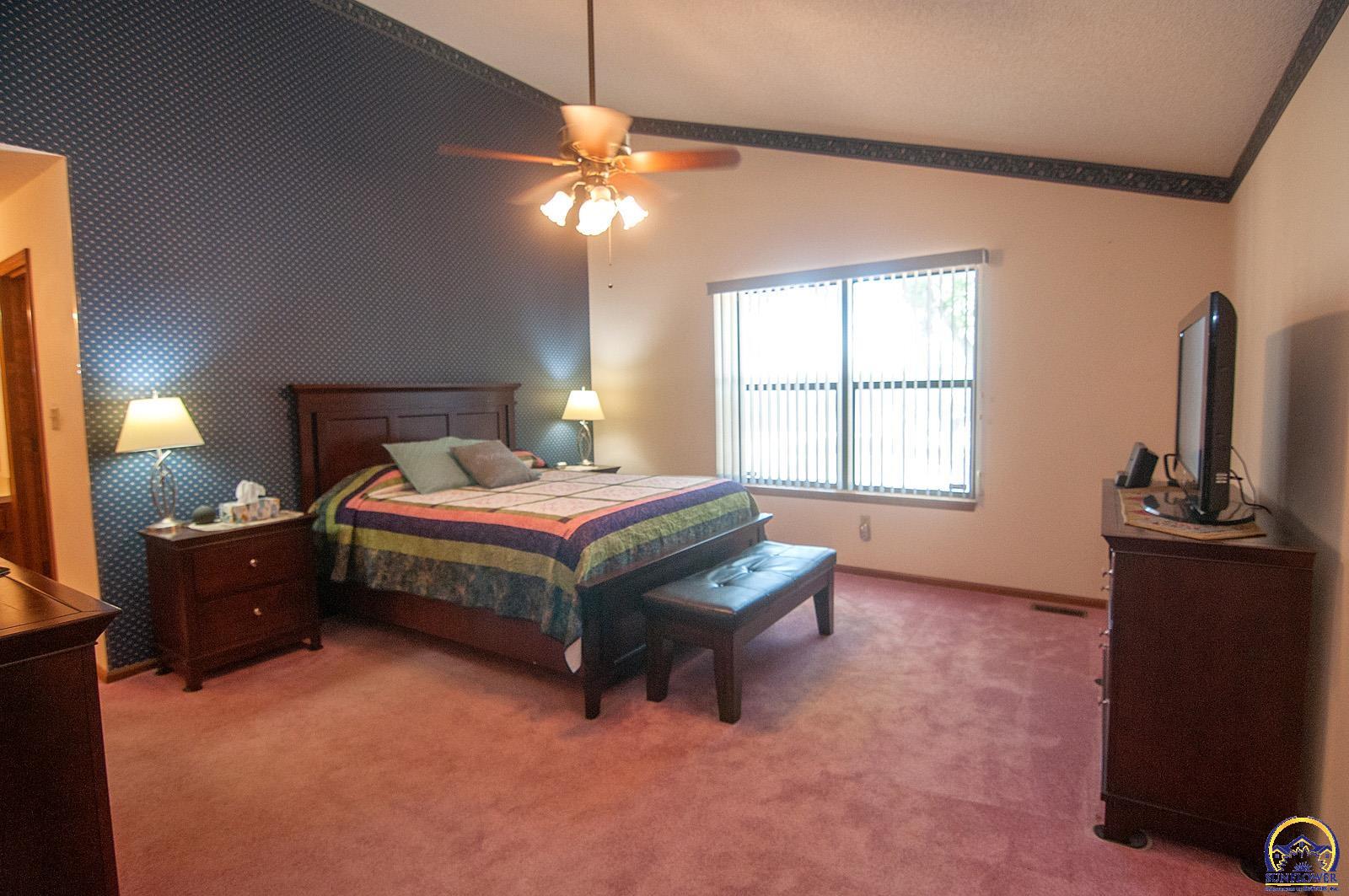 Topeka, Kansas 66605, United States, 3 Bedrooms Bedrooms, ,3 BathroomsBathrooms,Residential,Pending,43656