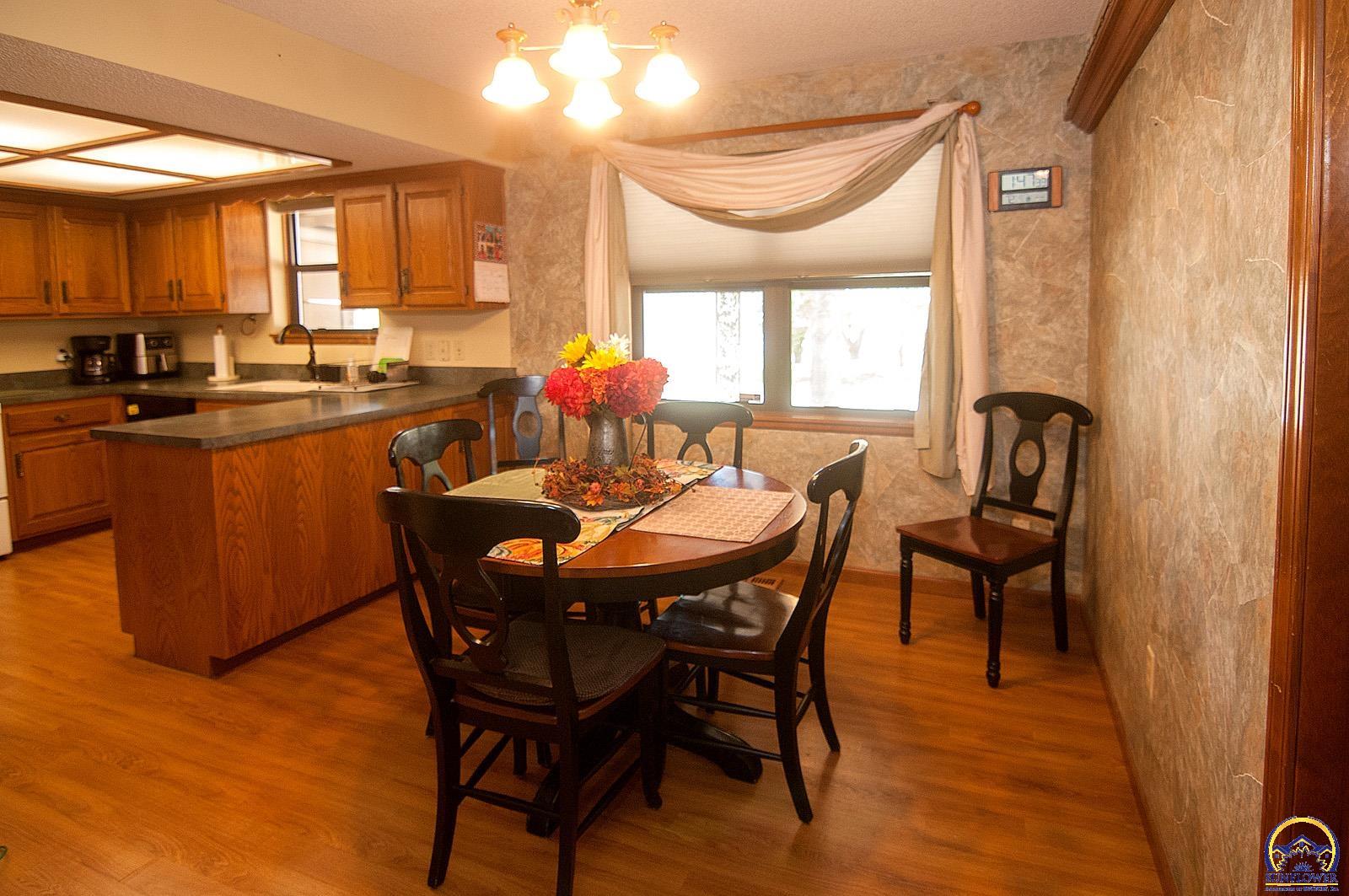 Topeka, Kansas 66605, United States, 3 Bedrooms Bedrooms, ,3 BathroomsBathrooms,Residential,Pending,43656