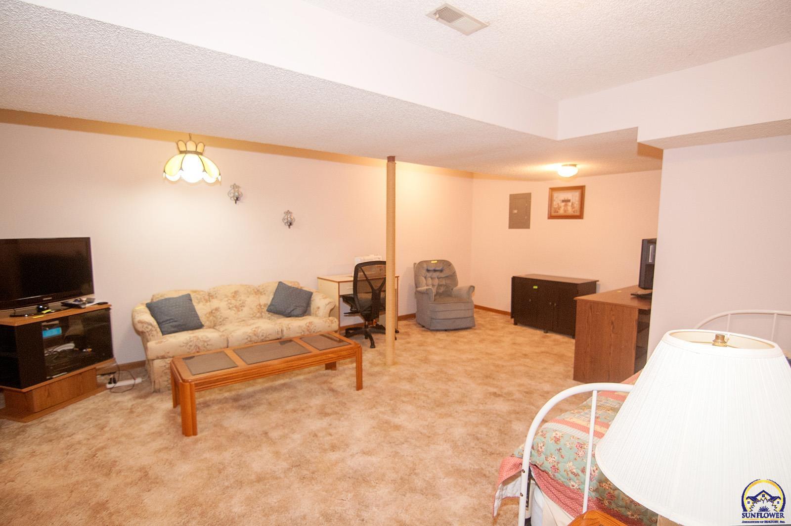 Topeka, Kansas 66605, United States, 3 Bedrooms Bedrooms, ,3 BathroomsBathrooms,Residential,Pending,43656