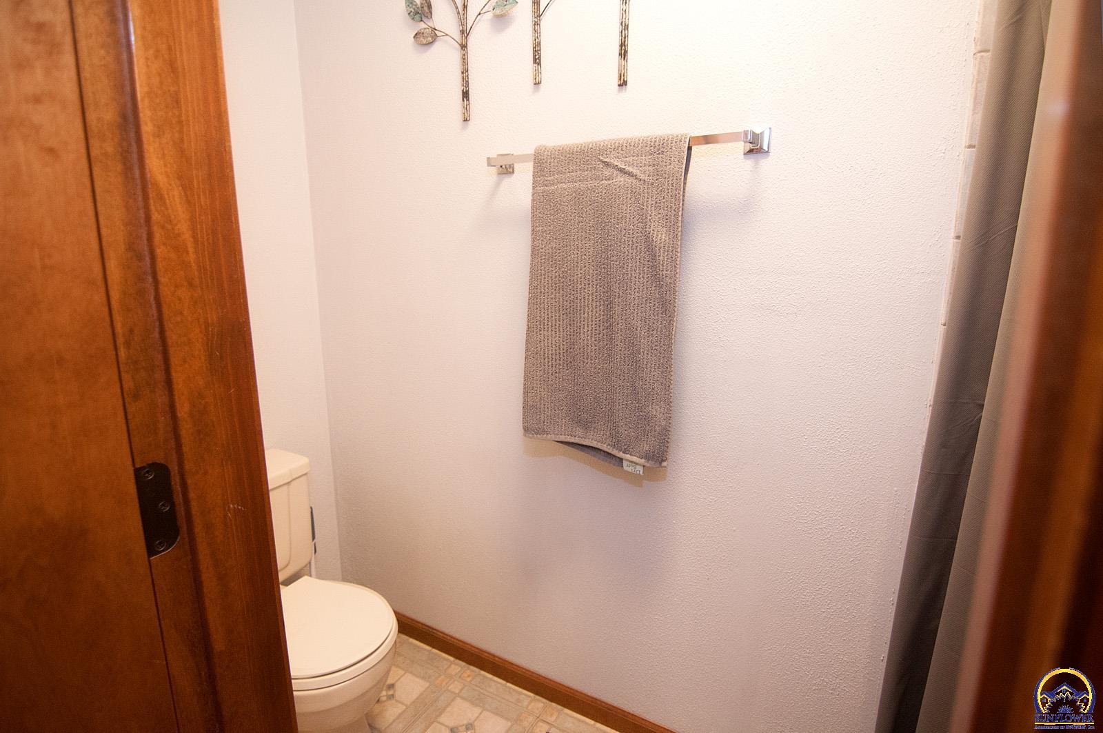 Topeka, Kansas 66605, United States, 3 Bedrooms Bedrooms, ,3 BathroomsBathrooms,Residential,Pending,43656