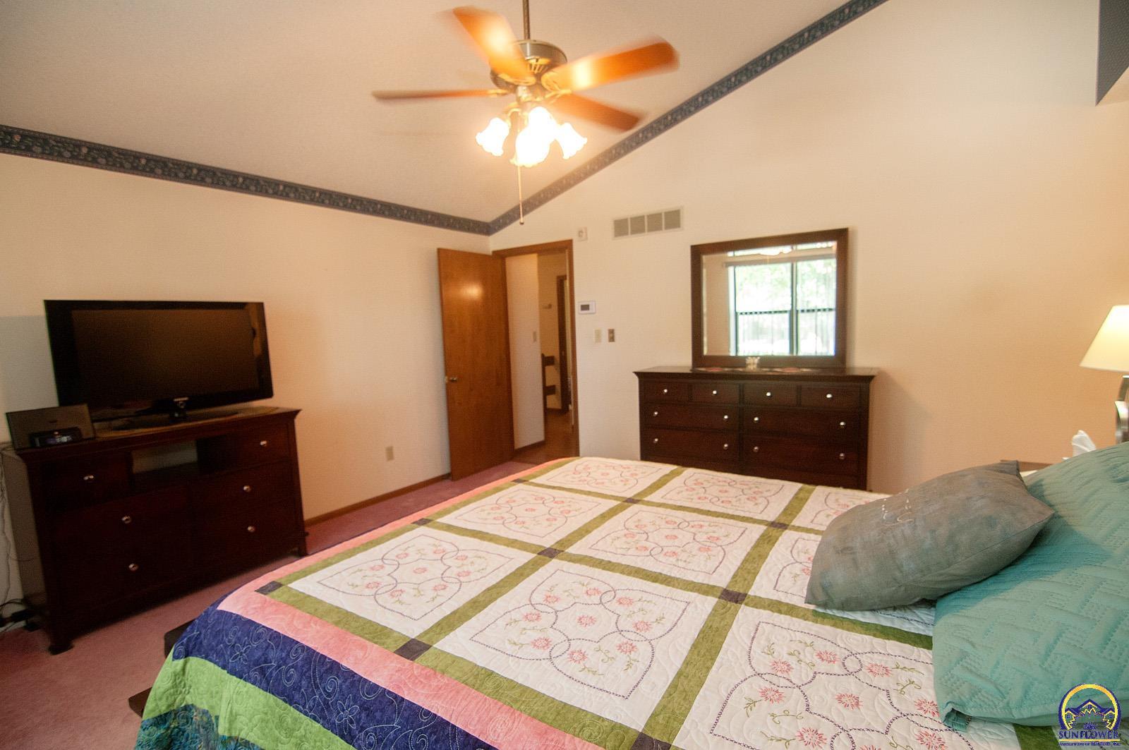 Topeka, Kansas 66605, United States, 3 Bedrooms Bedrooms, ,3 BathroomsBathrooms,Residential,Pending,43656