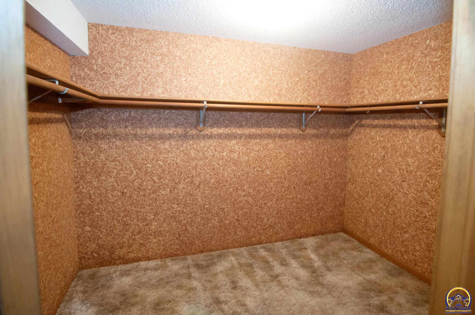 Topeka, Kansas 66605, United States, 3 Bedrooms Bedrooms, ,3 BathroomsBathrooms,Residential,Pending,43656