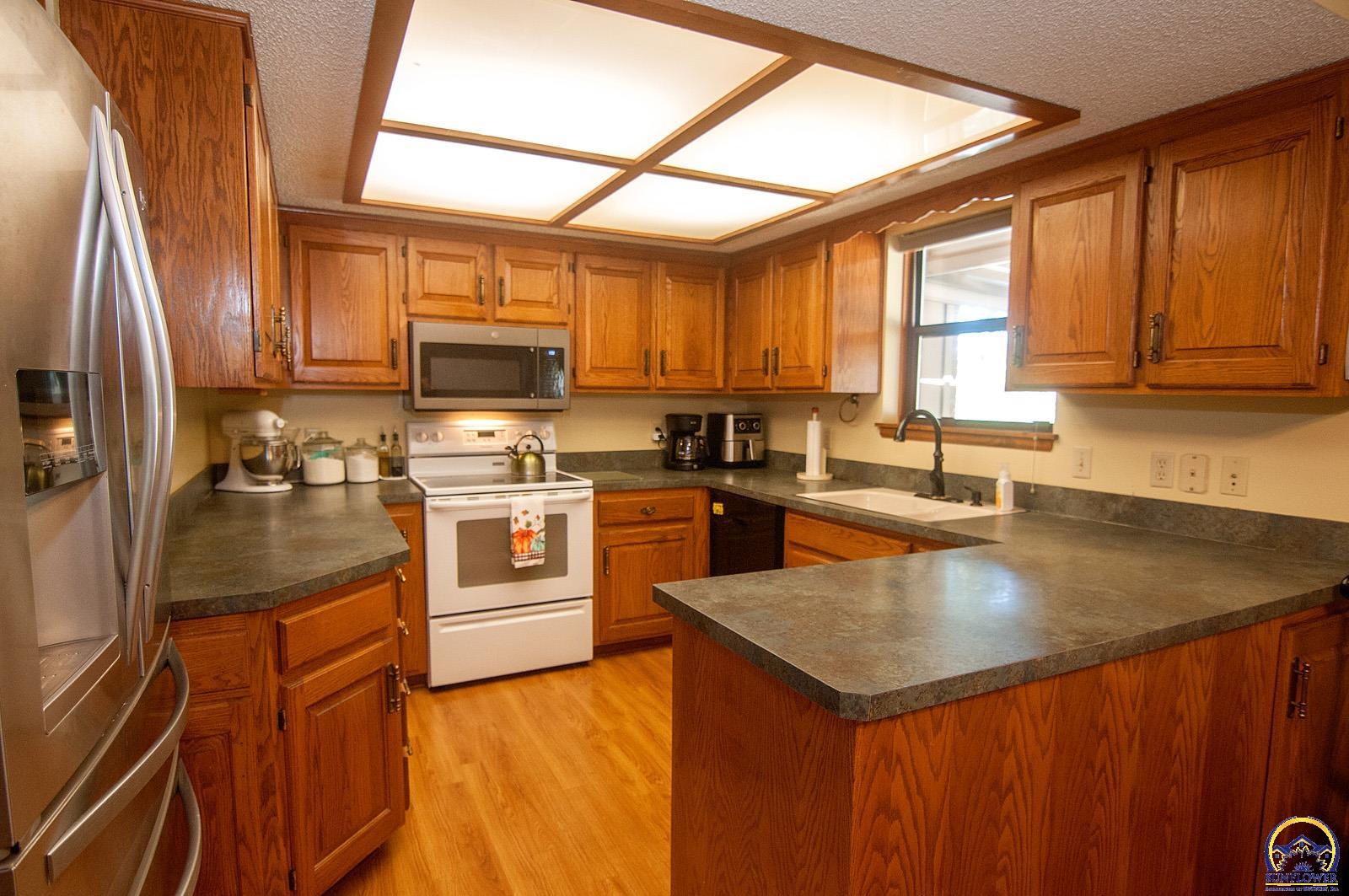 Topeka, Kansas 66605, United States, 3 Bedrooms Bedrooms, ,3 BathroomsBathrooms,Residential,Pending,43656