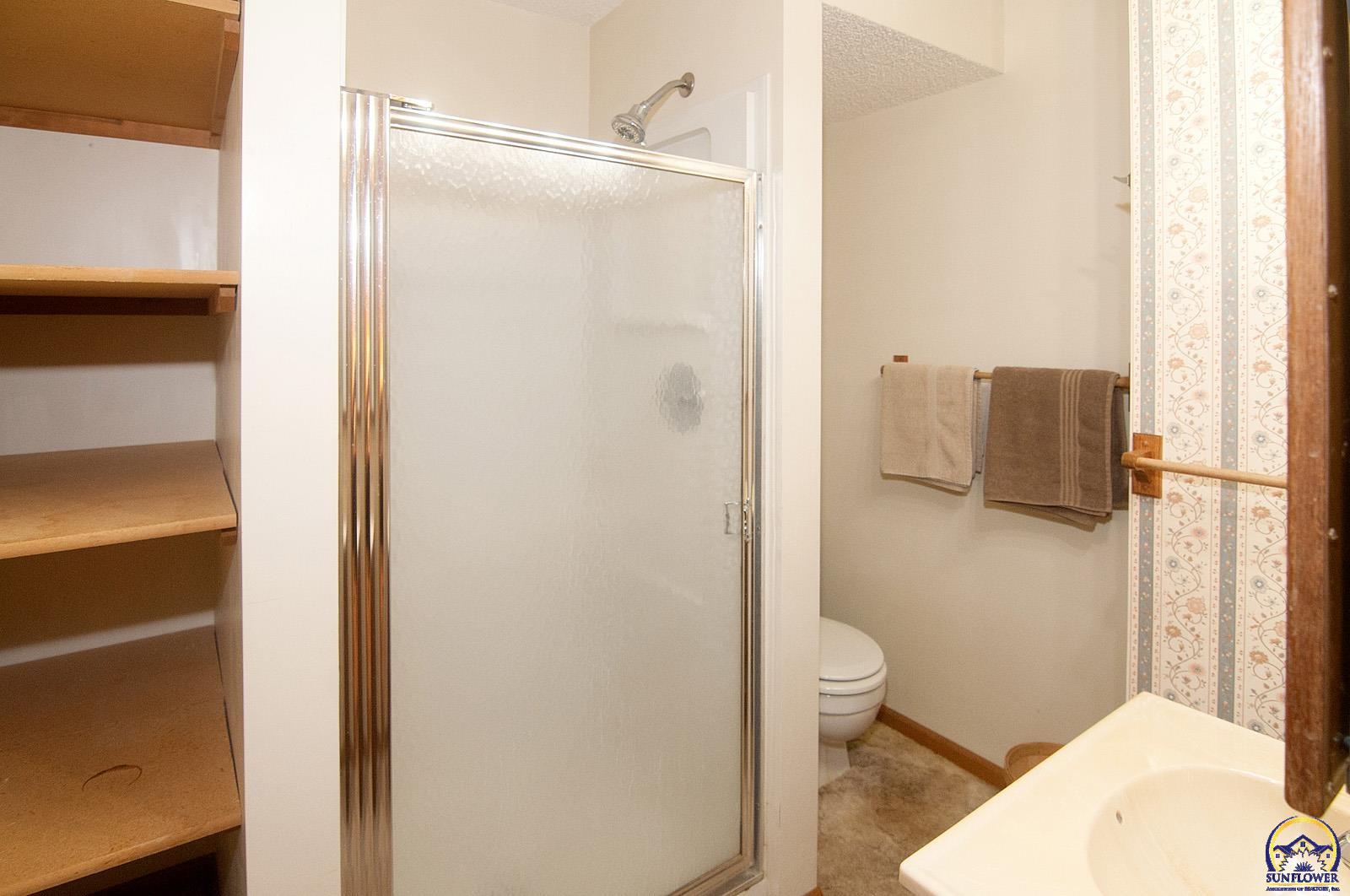 Topeka, Kansas 66605, United States, 3 Bedrooms Bedrooms, ,3 BathroomsBathrooms,Residential,Pending,43656