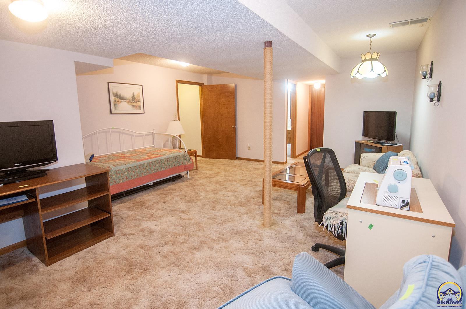 Topeka, Kansas 66605, United States, 3 Bedrooms Bedrooms, ,3 BathroomsBathrooms,Residential,Pending,43656