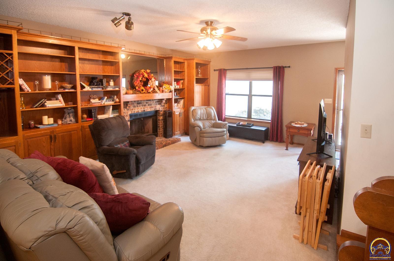 Topeka, Kansas 66605, United States, 3 Bedrooms Bedrooms, ,3 BathroomsBathrooms,Residential,Pending,43656