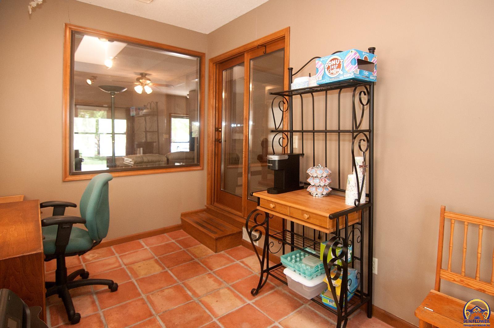 Topeka, Kansas 66605, United States, 3 Bedrooms Bedrooms, ,3 BathroomsBathrooms,Residential,Pending,43656