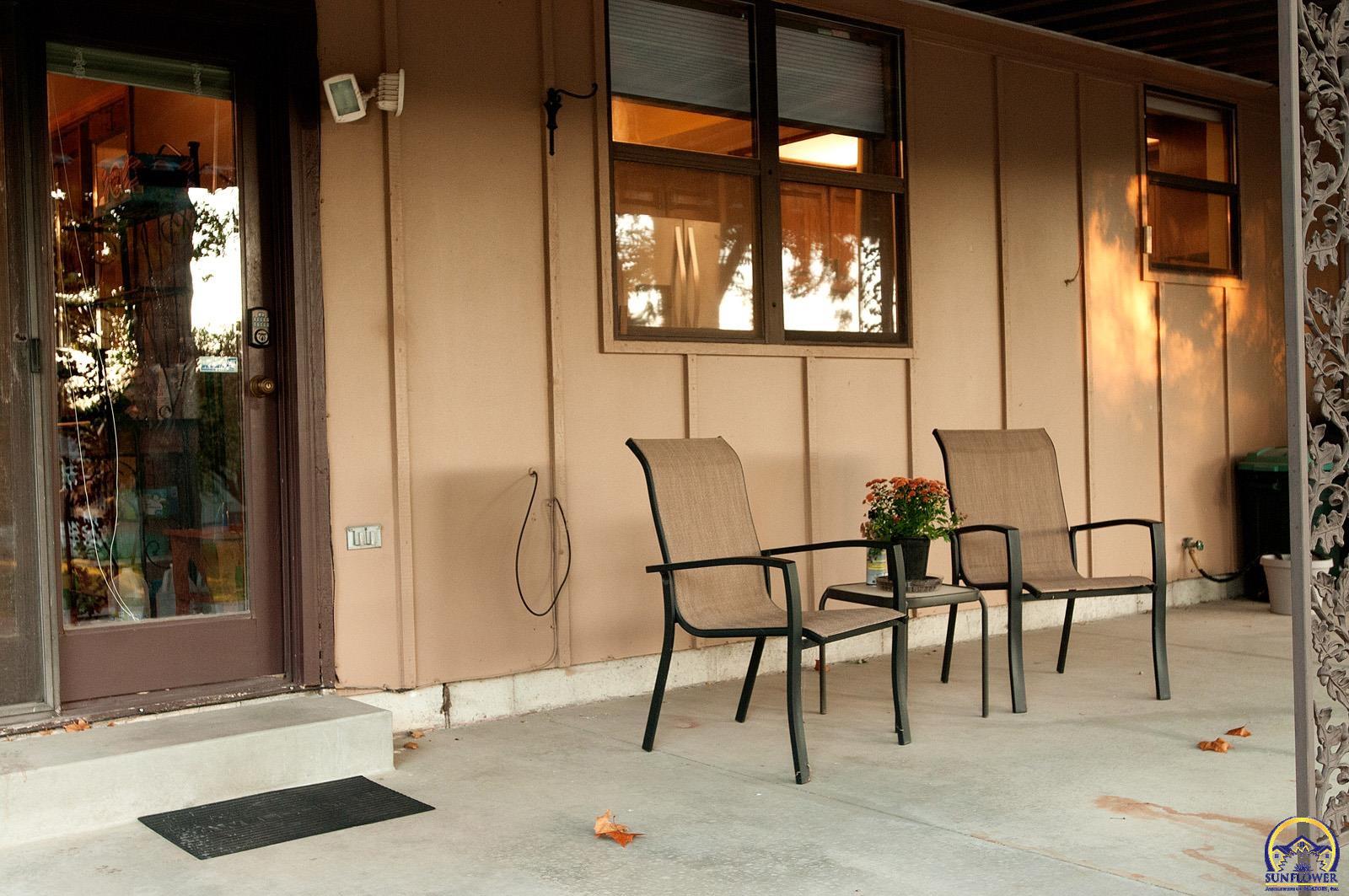 Topeka, Kansas 66605, United States, 3 Bedrooms Bedrooms, ,3 BathroomsBathrooms,Residential,Pending,43656