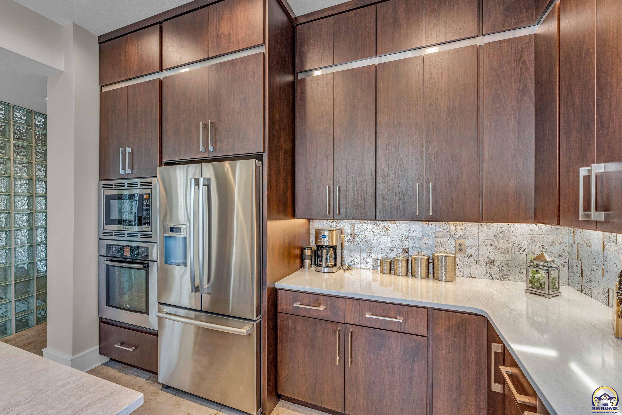 Topeka, Kansas 66615, United States, 4 Bedrooms Bedrooms, ,4 BathroomsBathrooms,Residential,Pending,64038