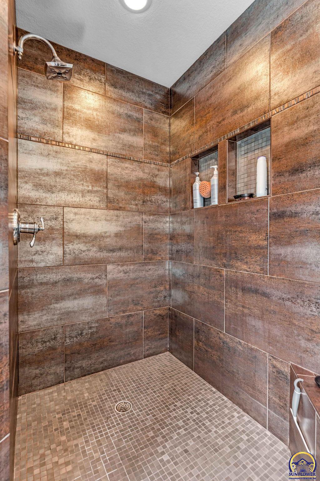 Topeka, Kansas 66615, United States, 4 Bedrooms Bedrooms, ,4 BathroomsBathrooms,Residential,Pending,64038