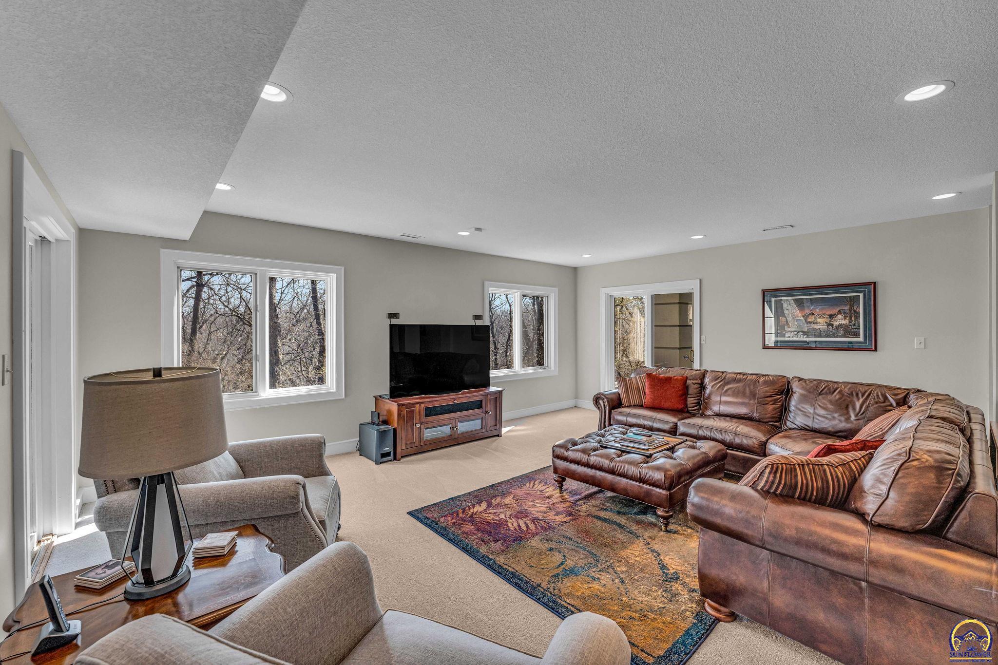 Topeka, Kansas 66615, United States, 4 Bedrooms Bedrooms, ,4 BathroomsBathrooms,Residential,Pending,64038