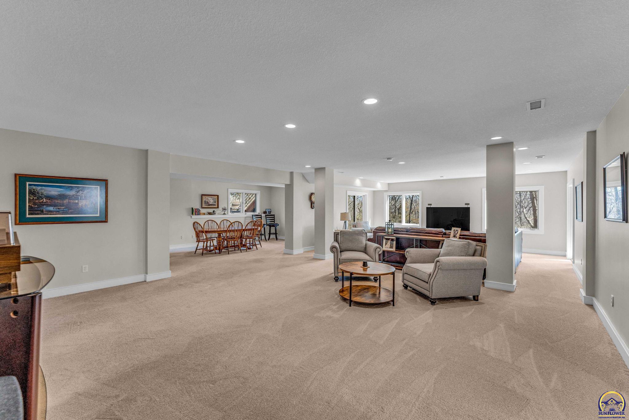 Topeka, Kansas 66615, United States, 4 Bedrooms Bedrooms, ,4 BathroomsBathrooms,Residential,Pending,64038