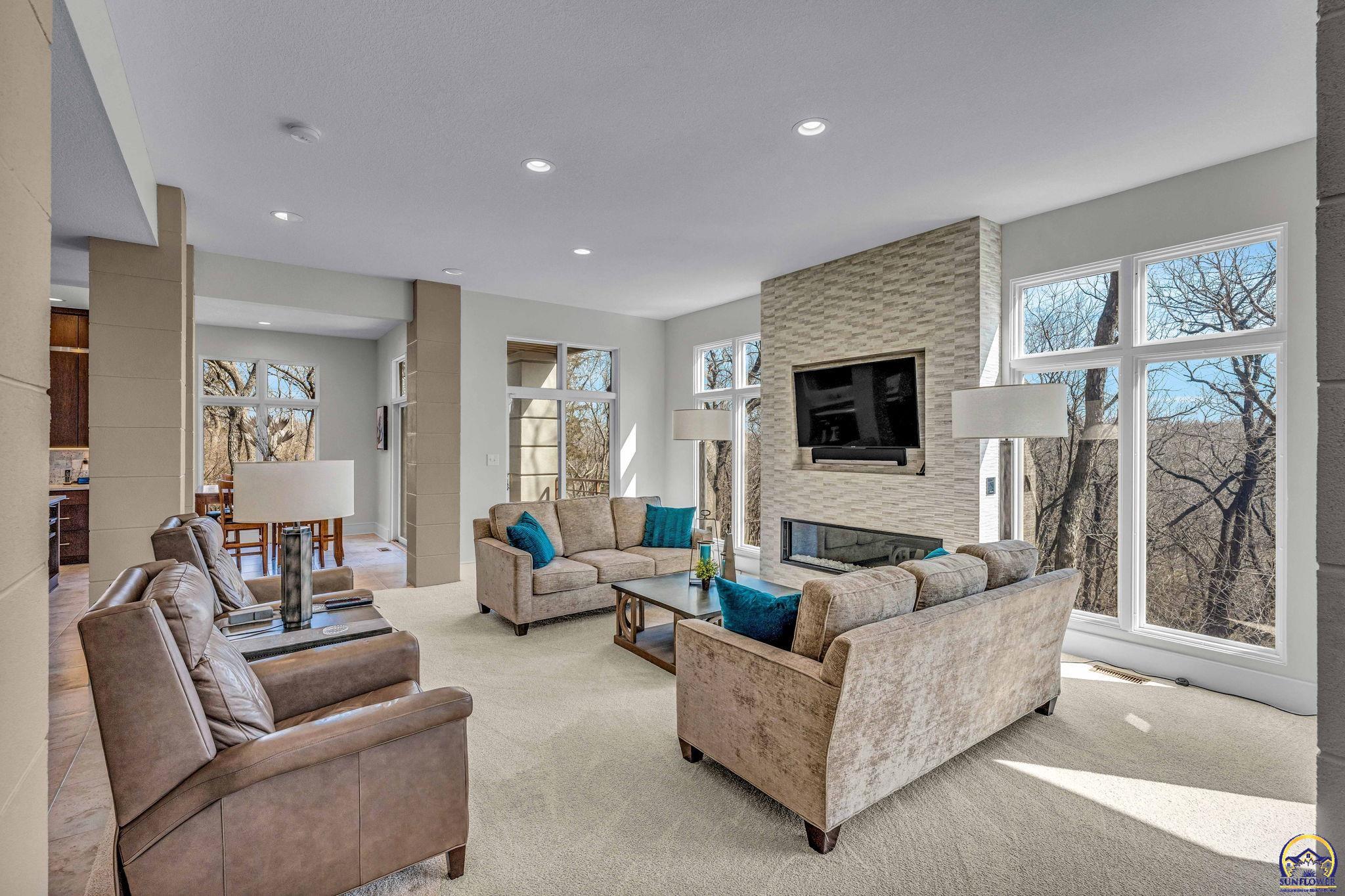 Topeka, Kansas 66615, United States, 4 Bedrooms Bedrooms, ,4 BathroomsBathrooms,Residential,Pending,64038