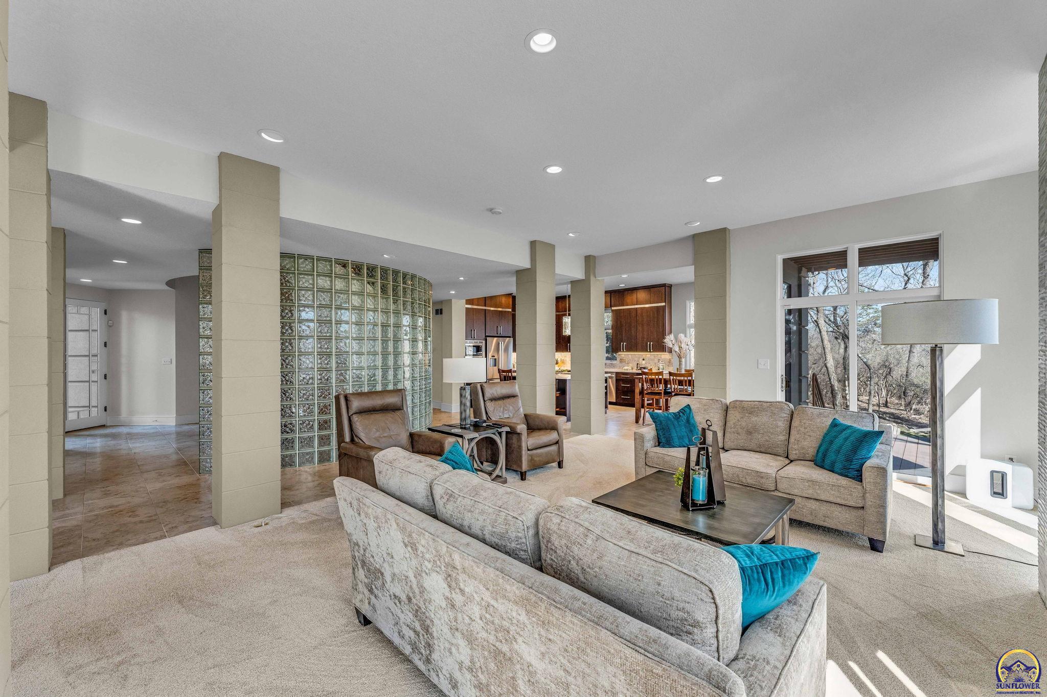 Topeka, Kansas 66615, United States, 4 Bedrooms Bedrooms, ,4 BathroomsBathrooms,Residential,Pending,64038