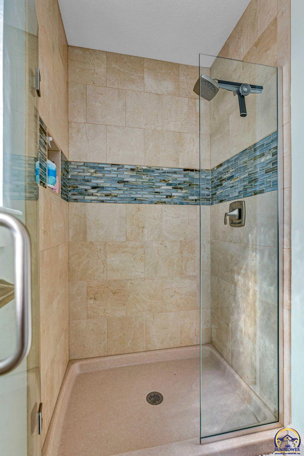 Topeka, Kansas 66615, United States, 4 Bedrooms Bedrooms, ,4 BathroomsBathrooms,Residential,Pending,64038