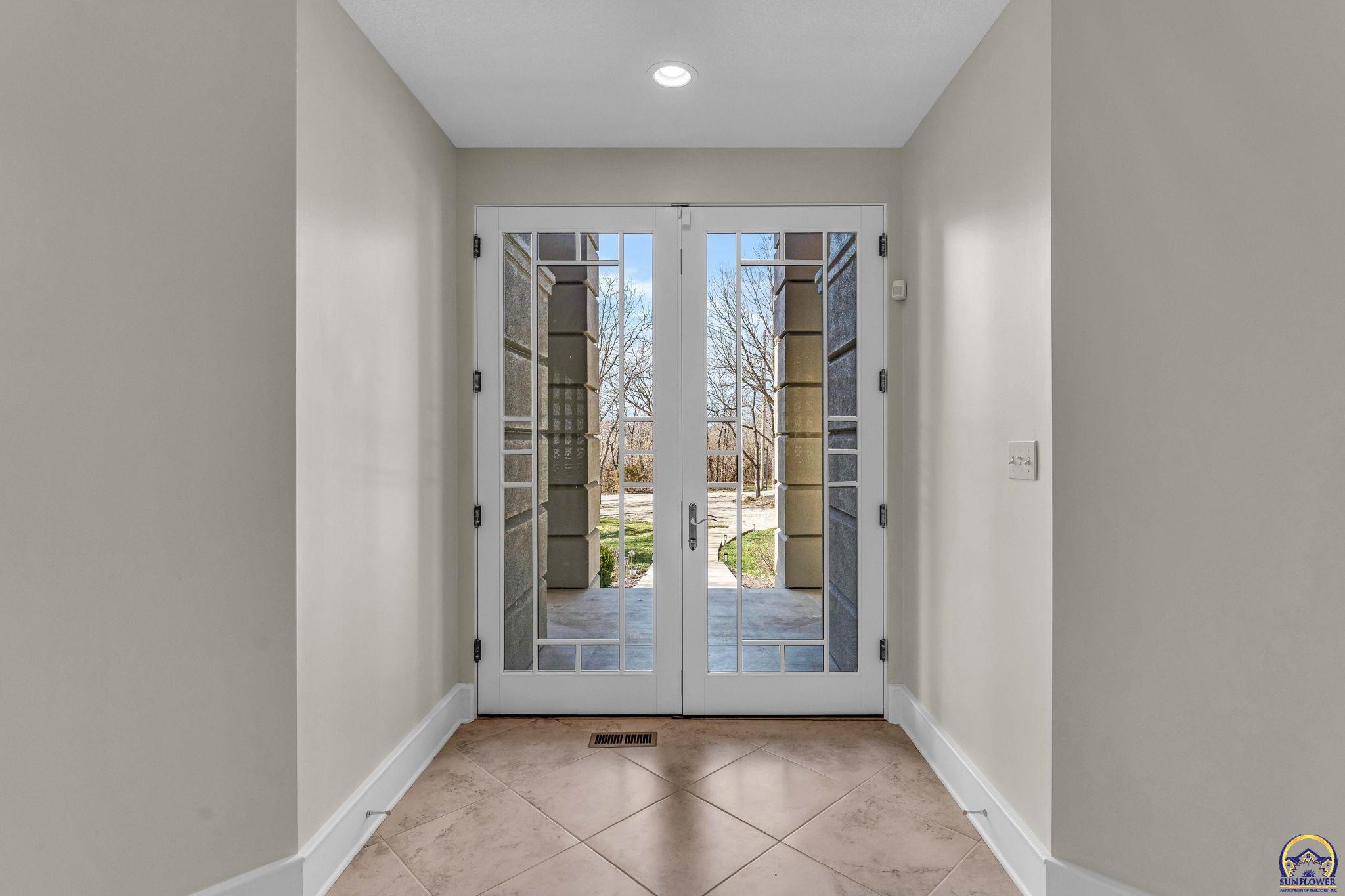 Topeka, Kansas 66615, United States, 4 Bedrooms Bedrooms, ,4 BathroomsBathrooms,Residential,Pending,64038