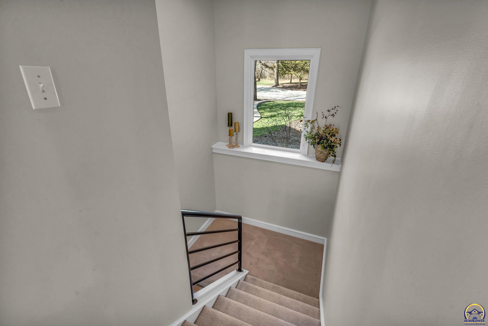 Topeka, Kansas 66615, United States, 4 Bedrooms Bedrooms, ,4 BathroomsBathrooms,Residential,Pending,64038