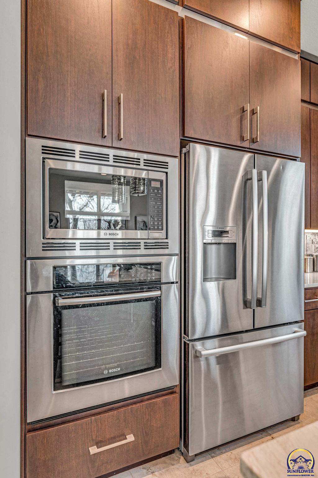 Topeka, Kansas 66615, United States, 4 Bedrooms Bedrooms, ,4 BathroomsBathrooms,Residential,Pending,64038