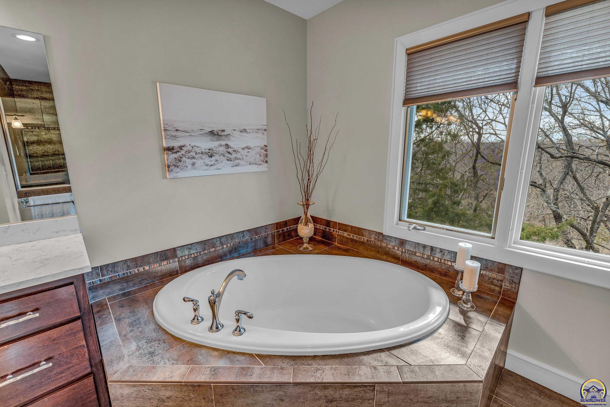 Topeka, Kansas 66615, United States, 4 Bedrooms Bedrooms, ,4 BathroomsBathrooms,Residential,Pending,64038