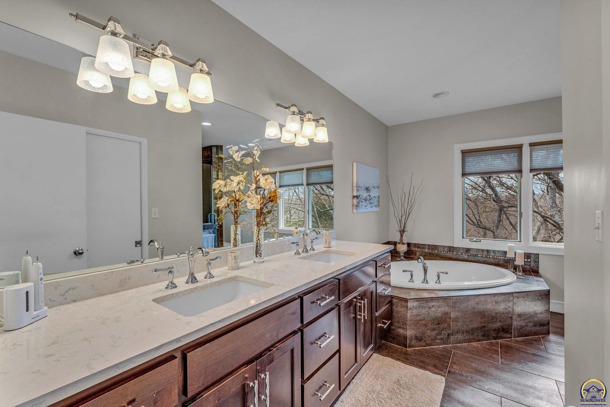 Topeka, Kansas 66615, United States, 4 Bedrooms Bedrooms, ,4 BathroomsBathrooms,Residential,Pending,64038