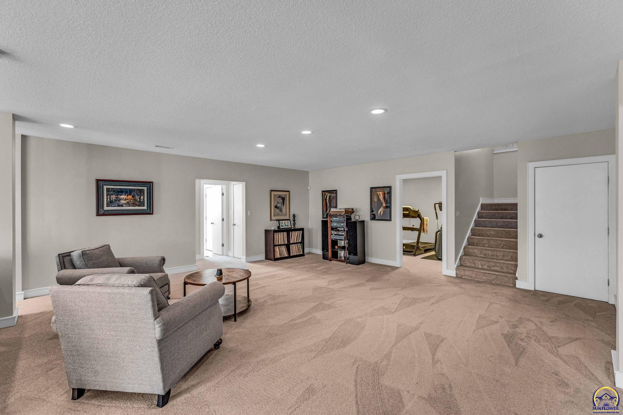 Topeka, Kansas 66615, United States, 4 Bedrooms Bedrooms, ,4 BathroomsBathrooms,Residential,Pending,64038