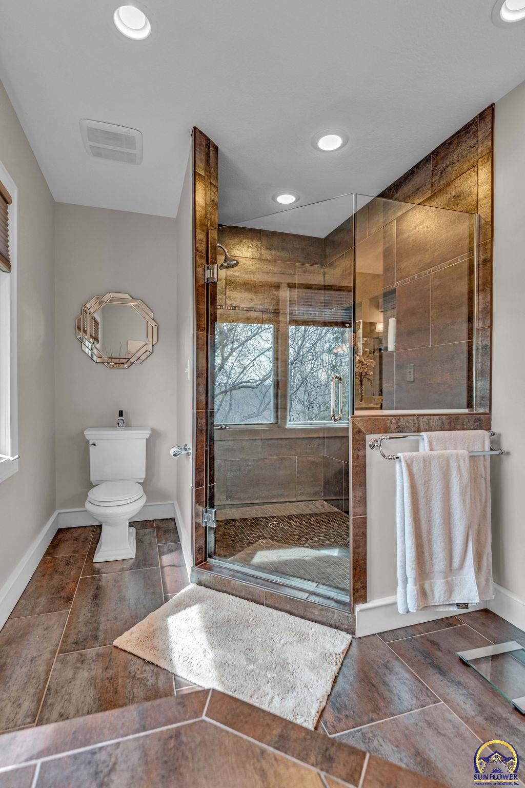 Topeka, Kansas 66615, United States, 4 Bedrooms Bedrooms, ,4 BathroomsBathrooms,Residential,Pending,64038