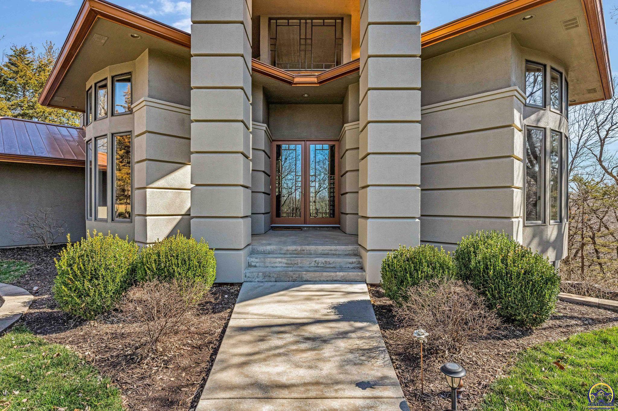 Topeka, Kansas 66615, United States, 4 Bedrooms Bedrooms, ,4 BathroomsBathrooms,Residential,Pending,64038