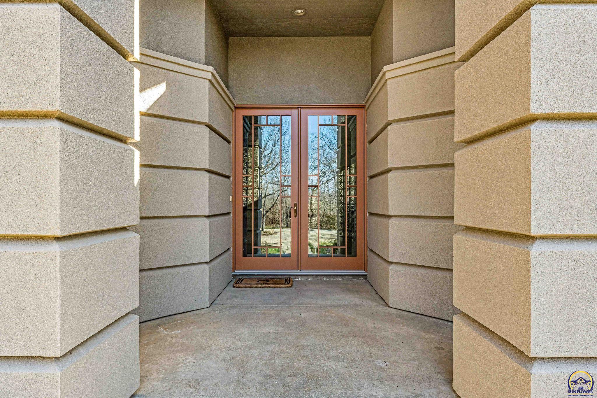 Topeka, Kansas 66615, United States, 4 Bedrooms Bedrooms, ,4 BathroomsBathrooms,Residential,Pending,64038