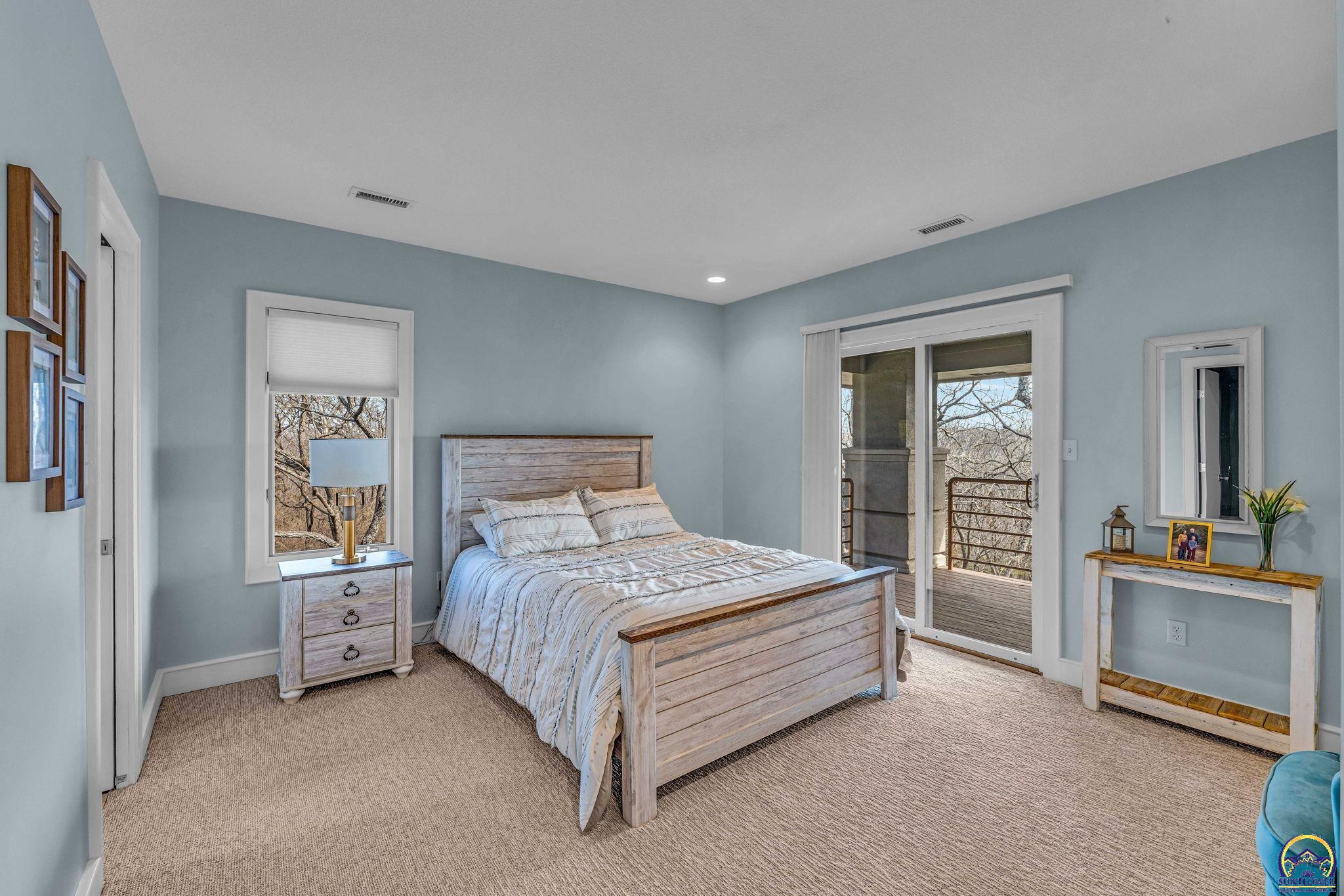 Topeka, Kansas 66615, United States, 4 Bedrooms Bedrooms, ,4 BathroomsBathrooms,Residential,Pending,64038