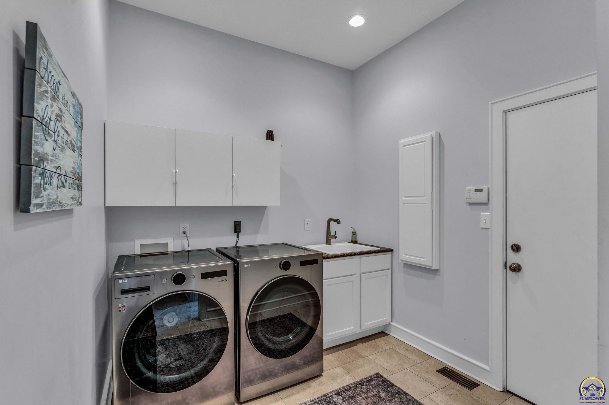 Topeka, Kansas 66615, United States, 4 Bedrooms Bedrooms, ,4 BathroomsBathrooms,Residential,Pending,64038