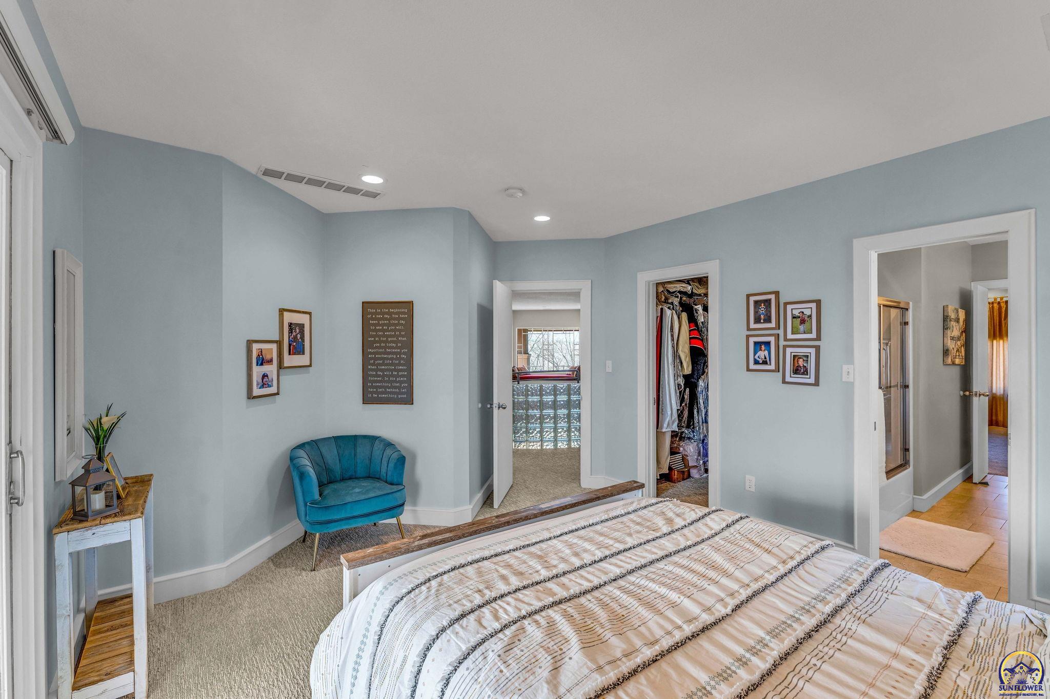 Topeka, Kansas 66615, United States, 4 Bedrooms Bedrooms, ,4 BathroomsBathrooms,Residential,Pending,64038