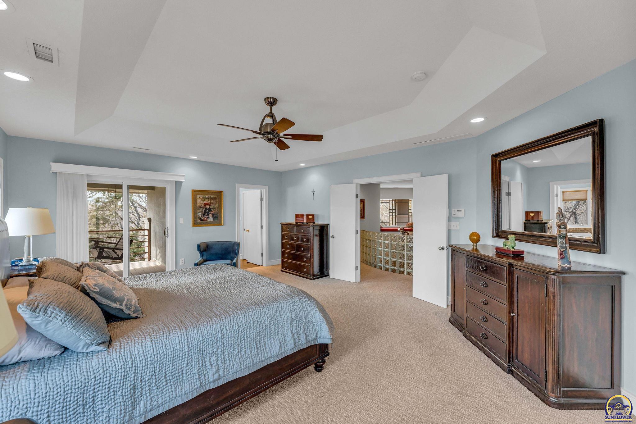 Topeka, Kansas 66615, United States, 4 Bedrooms Bedrooms, ,4 BathroomsBathrooms,Residential,Pending,64038