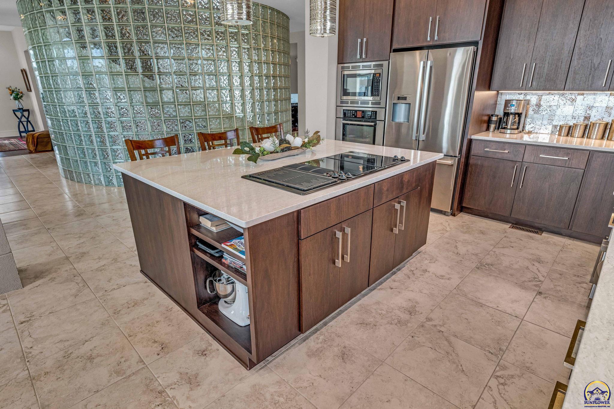 Topeka, Kansas 66615, United States, 4 Bedrooms Bedrooms, ,4 BathroomsBathrooms,Residential,Pending,64038