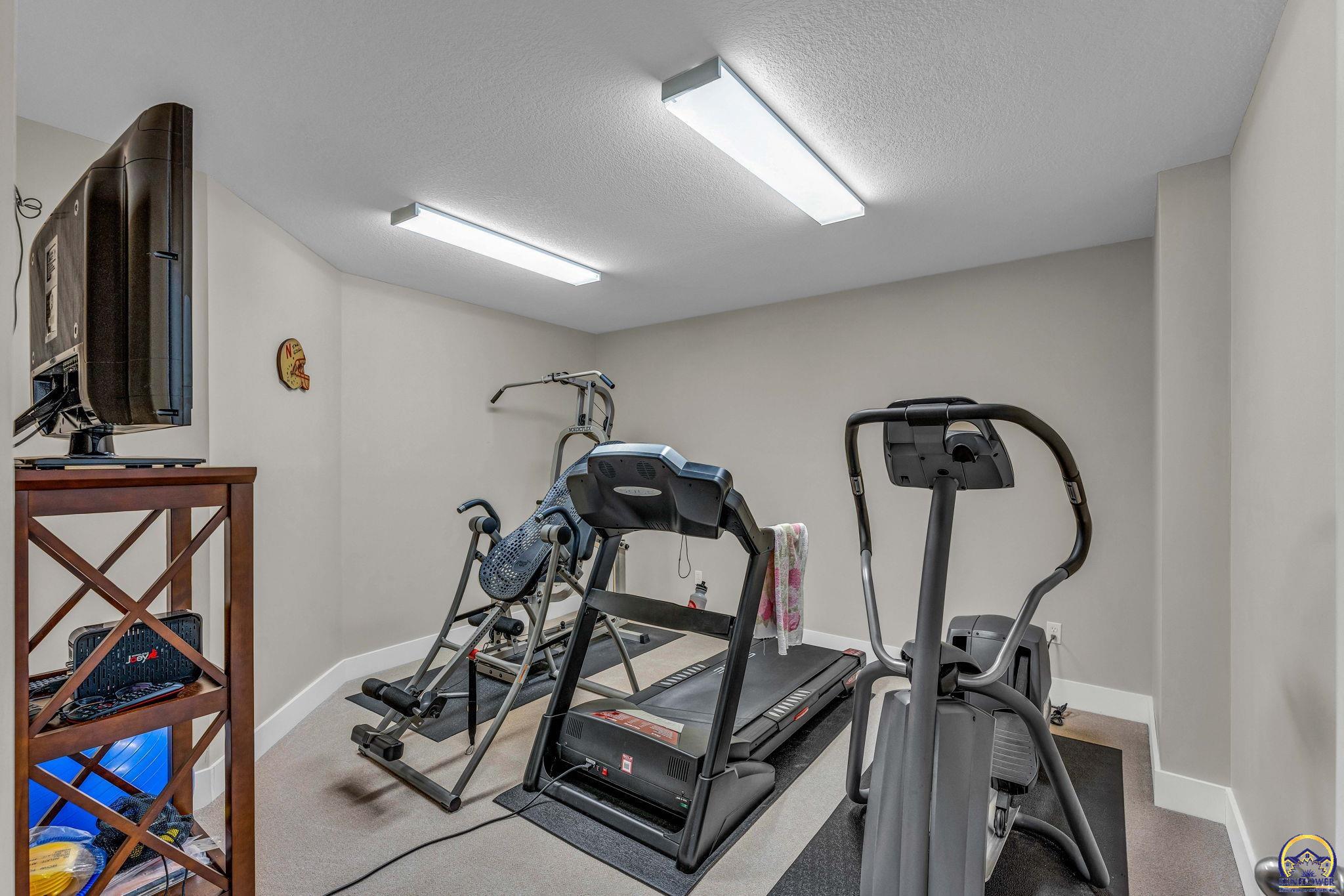 Topeka, Kansas 66615, United States, 4 Bedrooms Bedrooms, ,4 BathroomsBathrooms,Residential,Pending,64038