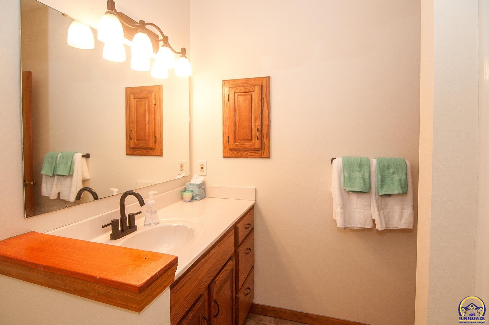 Topeka, Kansas 66605, United States, 2 Bedrooms Bedrooms, ,1 BathroomBathrooms,Residential,Active,179806