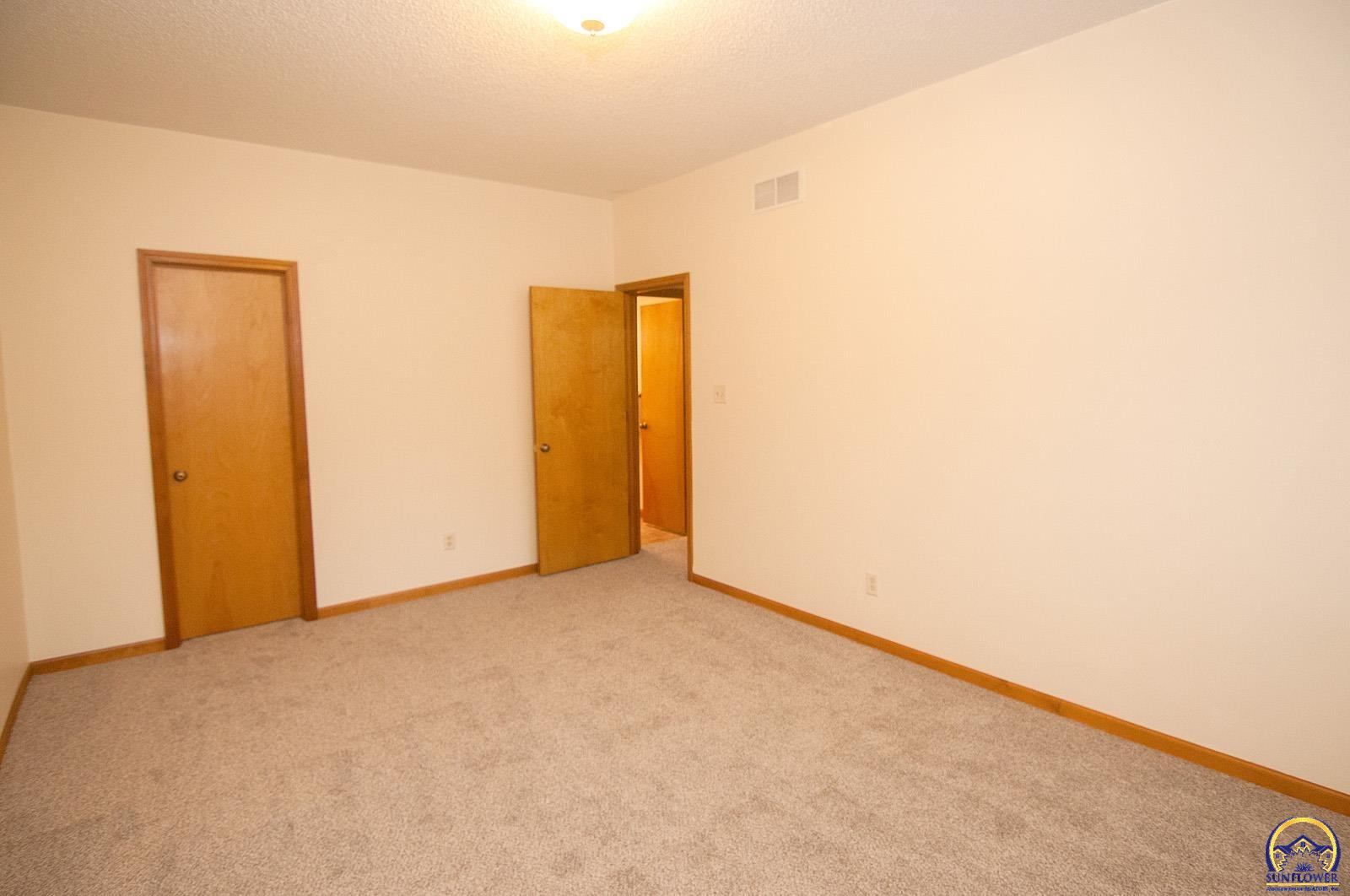 Topeka, Kansas 66605, United States, 2 Bedrooms Bedrooms, ,1 BathroomBathrooms,Residential,Active,179806