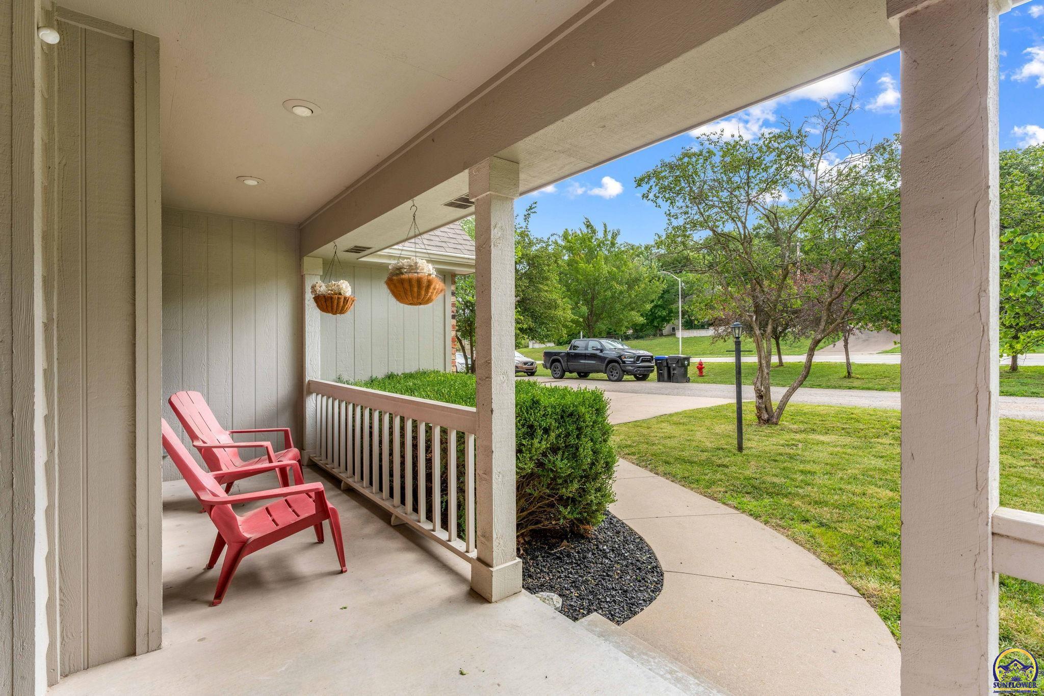 Topeka, Kansas 66614, United States, 3 Bedrooms Bedrooms, ,3 BathroomsBathrooms,Residential,Pending,54665