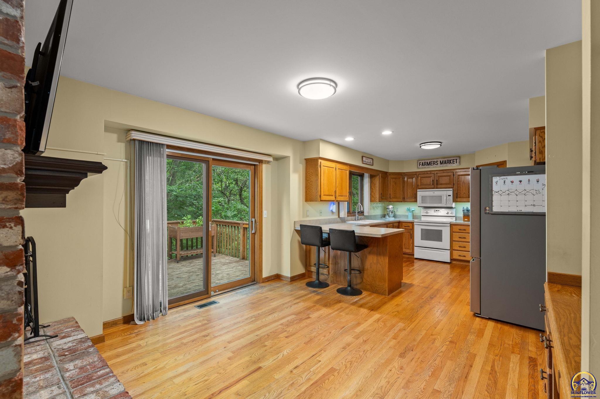 Topeka, Kansas 66614, United States, 3 Bedrooms Bedrooms, ,3 BathroomsBathrooms,Residential,Pending,54665