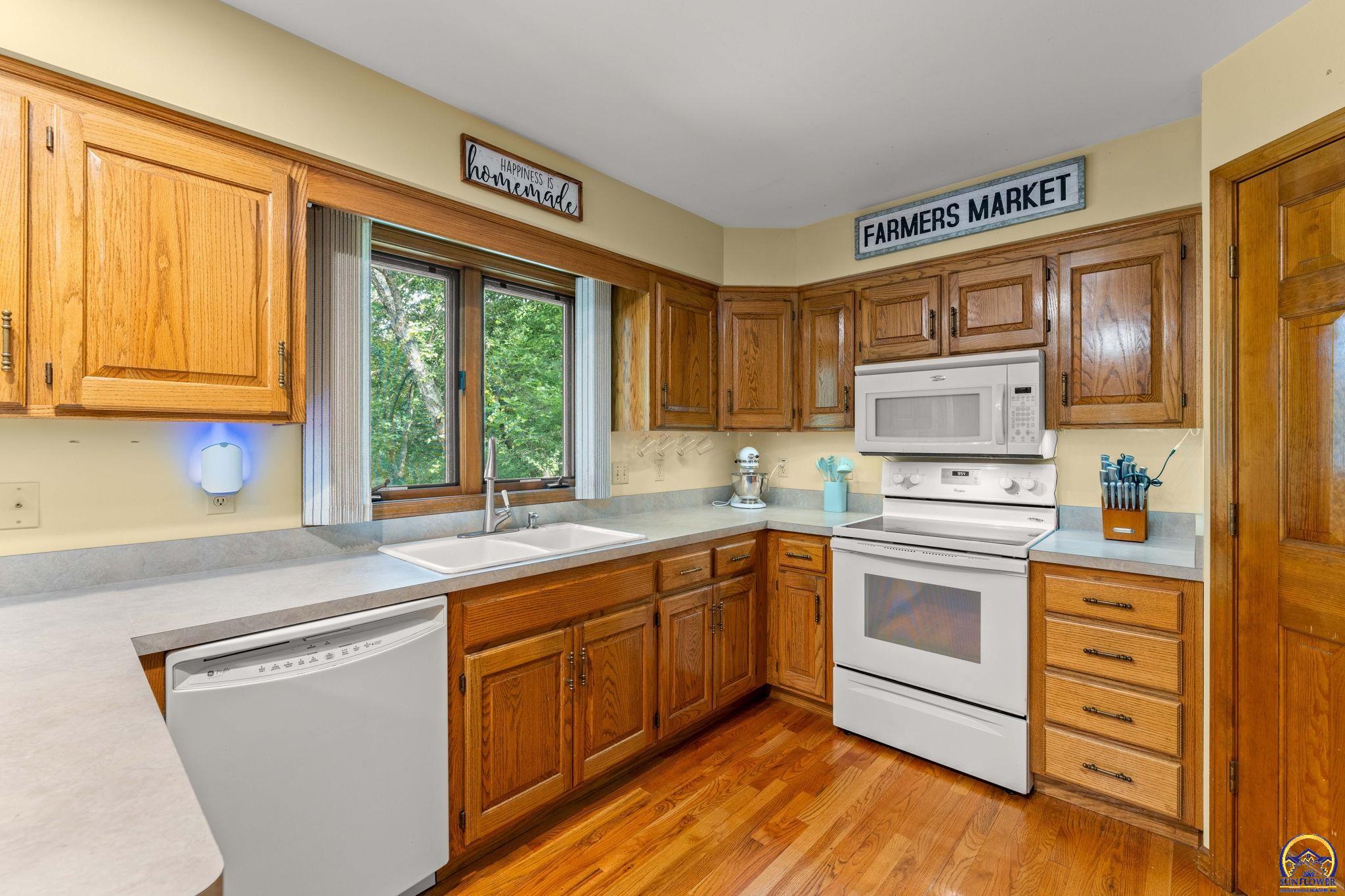 Topeka, Kansas 66614, United States, 3 Bedrooms Bedrooms, ,3 BathroomsBathrooms,Residential,Pending,54665