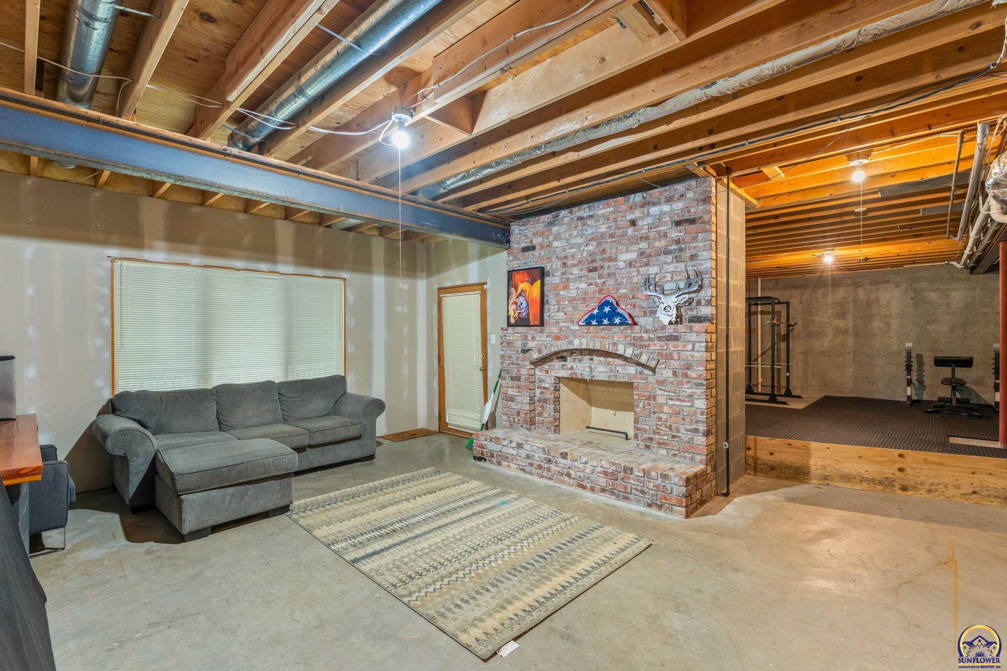 Topeka, Kansas 66614, United States, 3 Bedrooms Bedrooms, ,3 BathroomsBathrooms,Residential,Pending,54665