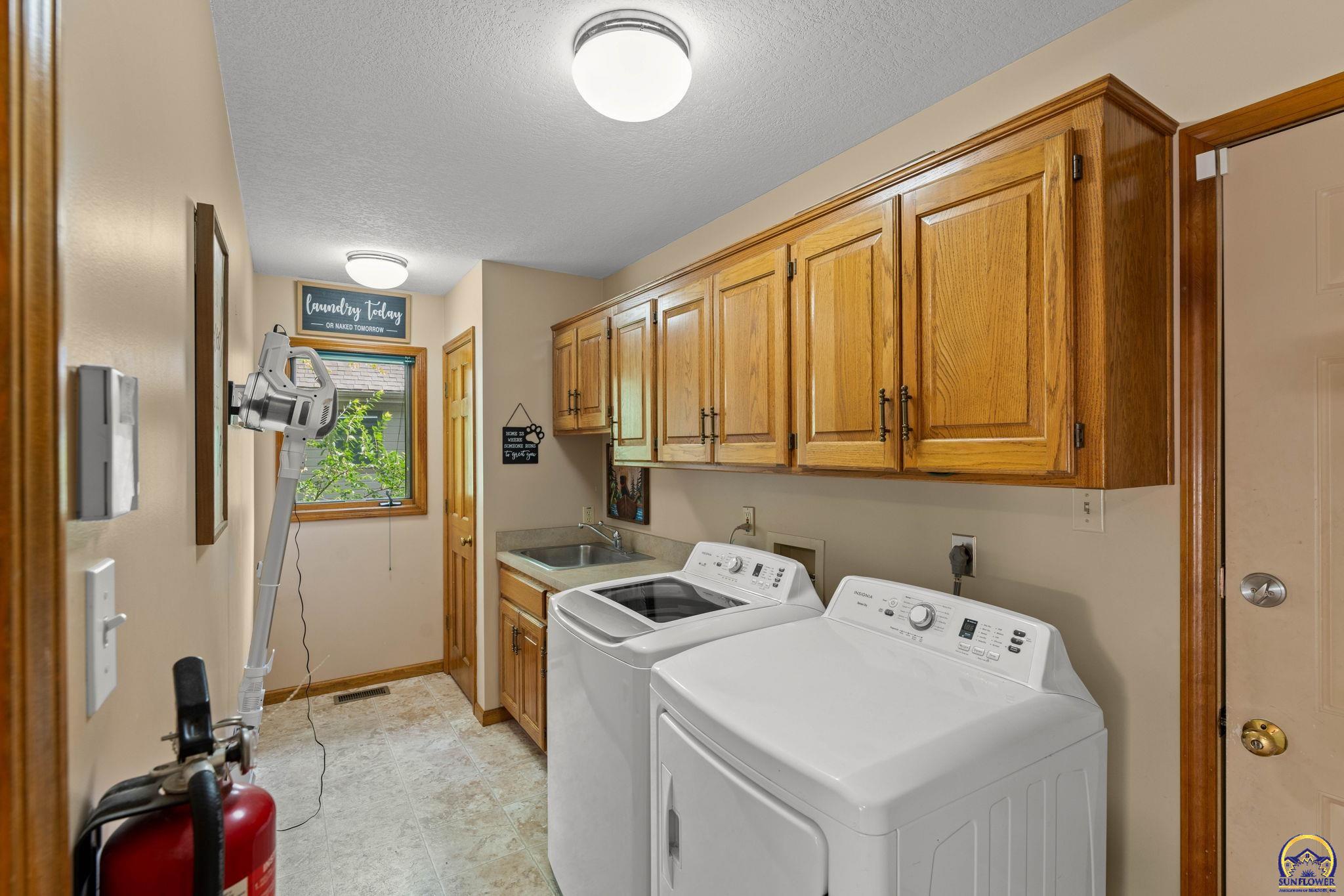 Topeka, Kansas 66614, United States, 3 Bedrooms Bedrooms, ,3 BathroomsBathrooms,Residential,Pending,54665