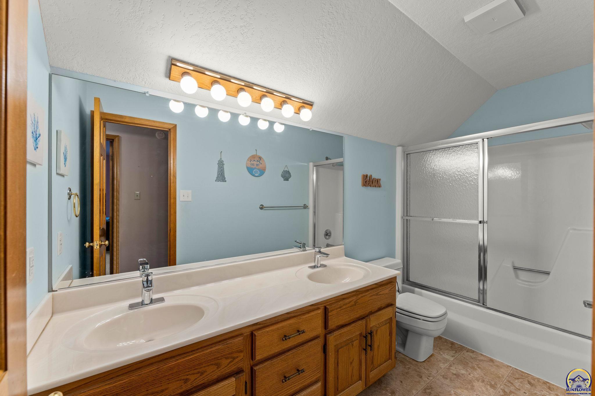 Topeka, Kansas 66614, United States, 3 Bedrooms Bedrooms, ,3 BathroomsBathrooms,Residential,Pending,54665