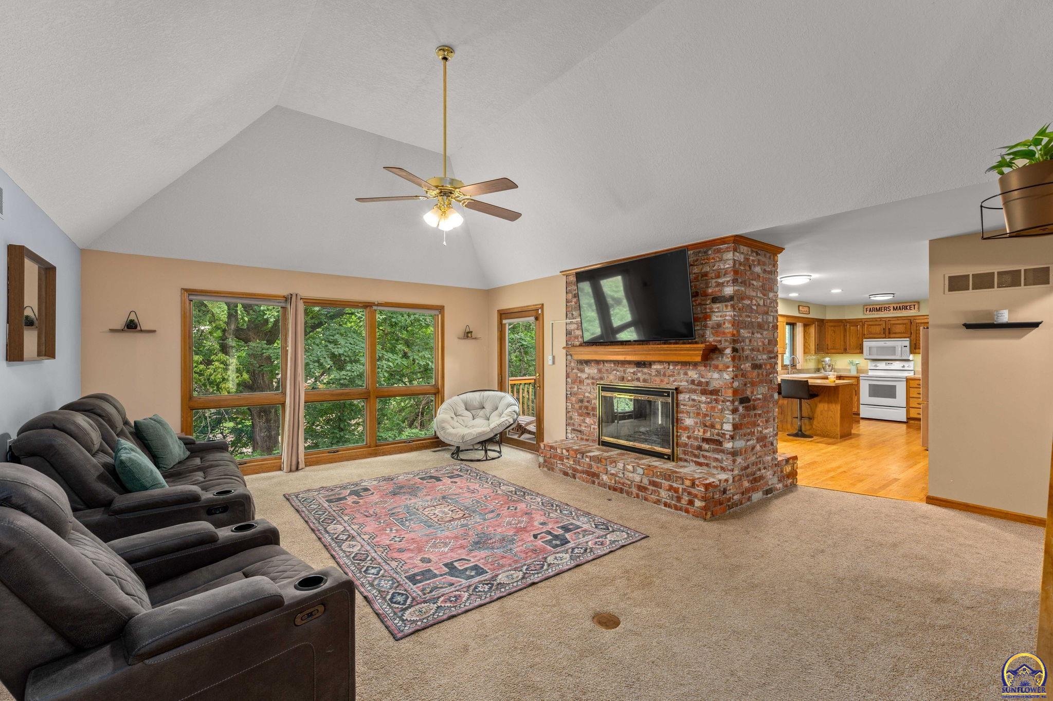 Topeka, Kansas 66614, United States, 3 Bedrooms Bedrooms, ,3 BathroomsBathrooms,Residential,Pending,54665