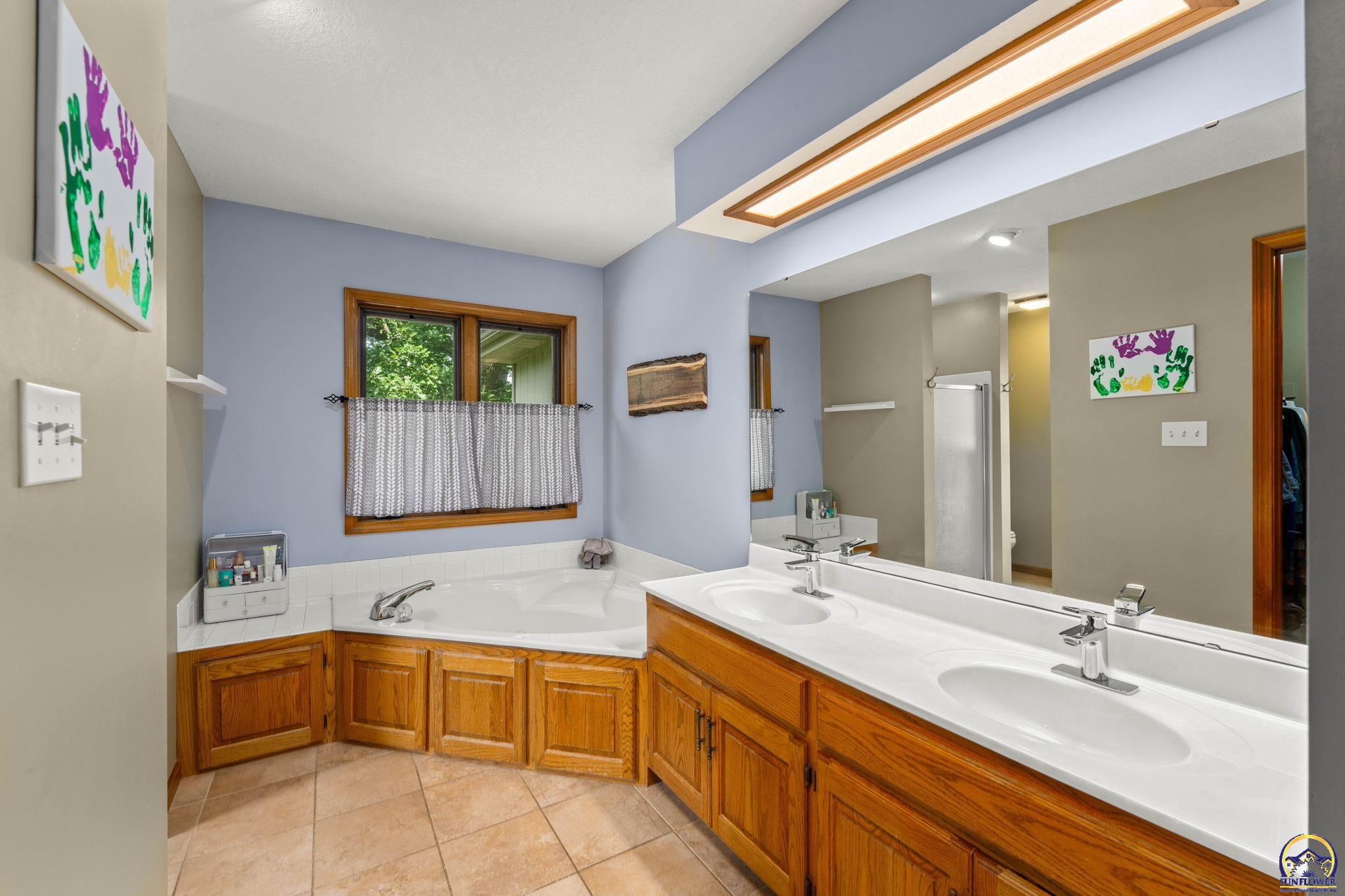 Topeka, Kansas 66614, United States, 3 Bedrooms Bedrooms, ,3 BathroomsBathrooms,Residential,Pending,54665